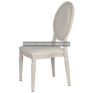 Silla de madera retro francesa de estilo moderno Silla DE BODA Louis ovalada apilable para alquiler de eventos de restaurante dorado y blanco