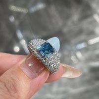 Bague Good Century en or 18 carats avec diamant bleu de laboratoire taille radiant, pavé complet, rangée unique de micro-diamants, romantique, audacieuse et luxueuse
