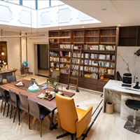 Grande bibliothèque murale en bois avec éclairage LED intégré, tiroirs de rangement multiples et étagères ouvertes pour la maison, la bibliothèque ou le bureau