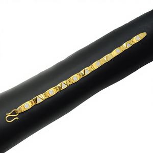 Elegante Brazalete de Diseño en Oro de 22K con Patrón de Corte de Diamante, Acabado Premium, Joyería Estilosa para Uso Diario y Fiestas - Product Image 1