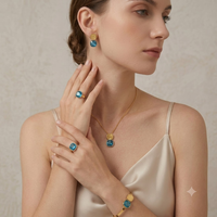 Ensemble de bijoux en acier inoxydable doré avec zircone cubique, comprenant collier, boucles d'oreilles, bracelet et bague, avec pierre bleue taille coussin texturée carrée, pour femme, vente en gros, personnalisable OEM
