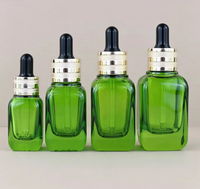 En stock : Flacon carré brun avec fond en maille, flacon compte-gouttes de 30 ml, flacon d'huile essentielle transparent, flacon de sérum de 10 ml.
