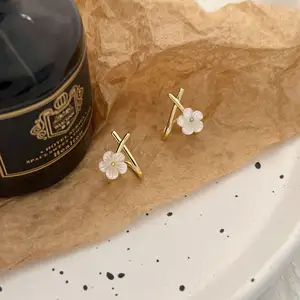 女性のための小さなシェルの花のイヤリングシンプルで軽くて豪華なハイセンスのニッチなデザインセンスのファッションの花のイヤリング