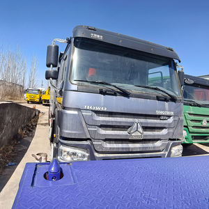 Sinotruk HOWO 8x4 Camión volquete de tamaño mediano Camión pesado diésel gris de alto rendimiento para trabajo al aire libre Euro 2 Emisión Izquierda - Product Image 3