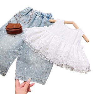 Completo due pezzi estivo 2026 per bambina: top coreano senza maniche a tinta unita e pantaloni in denim con strass - Product Image 5
