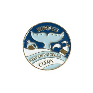 Spilli di smalto all'ingrosso argento carino organismo marino balena di squalo proteggere l'oceano distintivo di metallo perno di smalto morbido personalizzato non minimo - Product Image 3