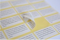 Ruban d'étanchéité de matériau fragile sur imprimante d'autocollant adhésif de boîte de carton rouleaux vierges imperméables de taille personnalisée hypervisqueux