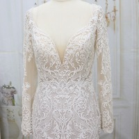 Robe de mariée sirène de luxe avec col en V en dentelle perlée et robe de mariée dos nu à manches longues