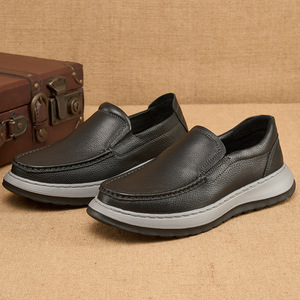 Mocassins en cuir pour hommes, bout rond, couleur unie, semelle extérieure en caoutchouc amorti, semelle intermédiaire en EVA, toutes saisons, chaussures confortables à enfiler - Product Image 1