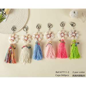 Porte-clés de style ethnique avec un design de fleur à pompon pour accessoire de sac et de sac à dos - Product Image 1