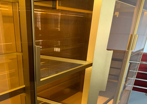 Nuovo Armadio Minimalista in Stile Italiano con Profilo in Alluminio e Porta in Vetro Satinato - Product Image 6