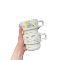 Tasse en céramique de dessin animé mignon tasse Ins résistante aux hautes températures avec couvercle pour eau café empilable pour faire la fête comme modèle de couple ODM