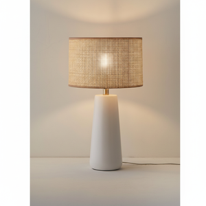 Base cónica blanca moderna con pantalla de caña texturizada. Ideal para decoración costera o bohemia. Disponible a precios de mayoreo - Product Image 1