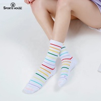 Chaussettes de fierté à rayures arc-en-ciel unisexes Chaussettes de sport en coton absorbant la sueur Argyle Design géométrique Chaussettes de sport amusantes Étudiants Pop