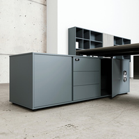 Bureau de direction en forme de L en bois moderne et luxueux pour PDG avec tiroirs et étagères par Explore Workspace