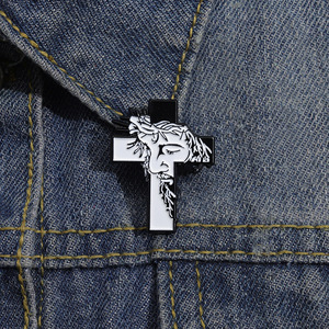 Kreative religiöse Kreuz Porträt Brosche Spaß Schwarz-Weiß-Abzeichen Jesus Kreuz Emaille Anstecknadel - Product Image 4