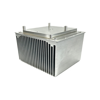 Grand dissipateur thermique carré en aluminium extrudé, alliage 6063, fraisage CNC de précision avec goupille de positionnement pour l'électronique haute puissance