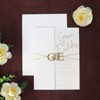 Carte d'invitation en acrylique givré fantaisie en feuille d'or avec poche blanche et monogramme en or 3D acrylique et fil d'or pour événement de mariage