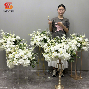 ซุ้มแต่งงานสไตล์โมริแบบเรียบหรู ประดับด้วยดอกกุหลาบขาวและดอกเบญจมาศ ดีไซน์แบบไม่สมมาตร ขนาด 30 ซม./60 ซม./80 ซม. - Product Image 1