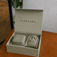 Coffret Cadeau de Luxe Fait Main avec Fermeture Magnétique, Personnalisable avec Logo, Emballage Gris Clair en Matière Recyclée, Étui en Velours avec Cordon de Serrage