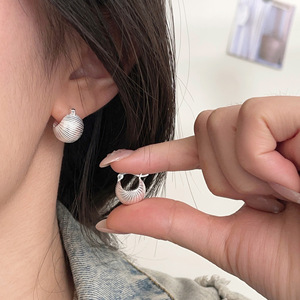 Boucles d'oreilles Huggie en argent sterling S925 Kaiming, texture coquillage, forme ronde, pour un usage quotidien - Product Image 1