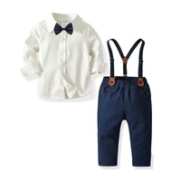 Ensemble formel deux pièces pour garçons comprenant une chemise avec nœud papillon et un pantalon, tenue de cérémonie pour enfants.