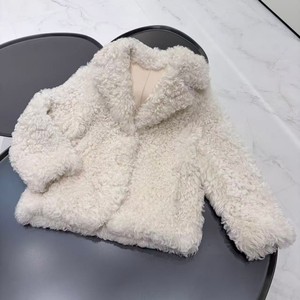 <span class=keywords><strong>Cappotto</strong></span> <span class=keywords><strong>in</strong></span> <span class=keywords><strong>Pelliccia</strong></span> di Agnello per Donna, Stile Casual, Bianco <span class=keywords><strong>con</strong></span> Collo a Risvolto, Chiusura <span class=keywords><strong>con</strong></span> Bottoni Rivestiti, <span class=keywords><strong>Interno</strong></span> <span class=keywords><strong>in</strong></span> Pelle Spessa per l'Inverno - Product Image 4