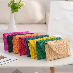 حقيبة قش ملونة بتصميم جديد من قش قش قشر الذرة مصنوعة يدويًا
