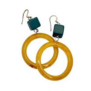 Boucles d'oreilles créoles géométriques en résine scintillante couleur violet vintage, faites à la main pour femmes, designs uniques, bijoux pendantes en acrylique - Product Image 2