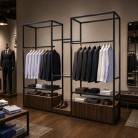 Étagère de présentation haut de gamme en métal noir pour magasin de vêtements pour hommes, mobilier de magasin sur mesure, présentoir personnalisé pour vêtements pour hommes