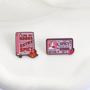 Broches émaillées SPICY Book Club, Broches 'I LIKE MY BOOKS EXTRA SPICY', Badges pour sacs à dos et revers, Bijoux <span class=keywords><strong>de</strong></span> mode, Cadeaux pour amis - Product Image 2