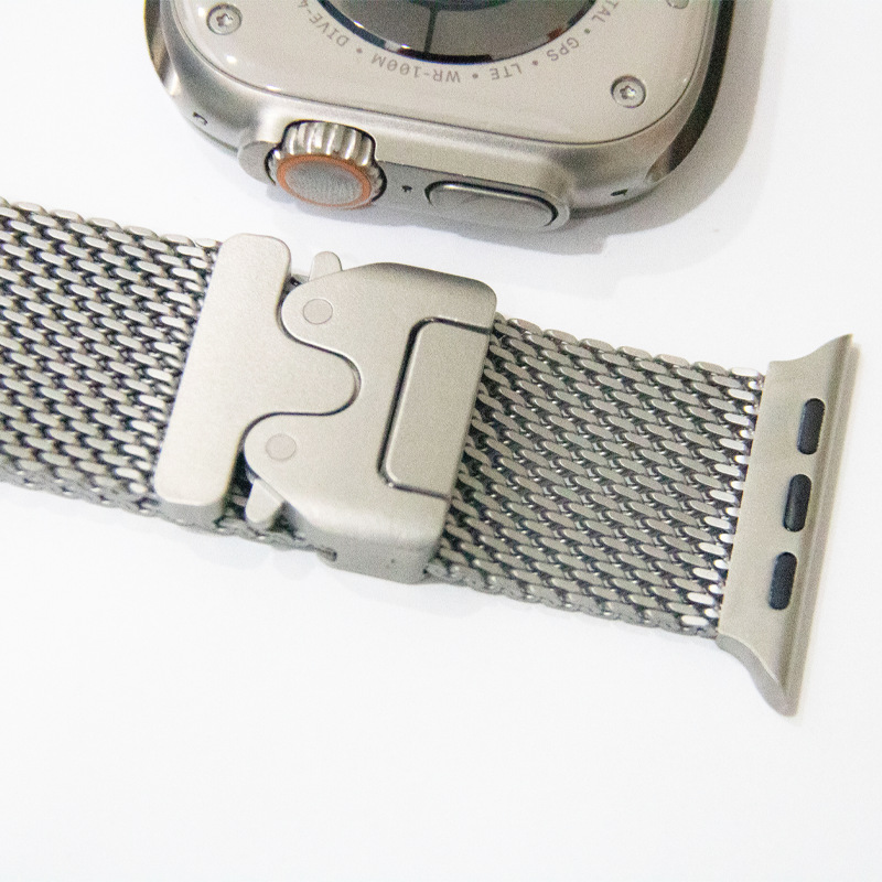 Correa de reloj de acero inoxidable con eslabones finales plateados.