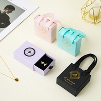 Boîte à bijoux en papier rigide de luxe avec logo personnalisé A1, poignée en ruban exquis, emballage pour collier, bague, boîte cadeau de marque en gros