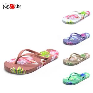 Tongs personnalisées de haute qualité pour femmes, motif floral imprimé, sandales de plage à semelle souple et durable, antidérapantes, fabricant OEM - Product Image 1