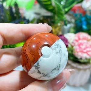 Sphère en pierre naturelle sculptée en jaspe rouge et howlite, représentant un Pokémon Poké Ball, pour la décoration intérieure - Product Image 6