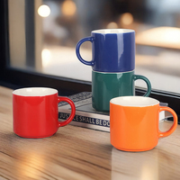 Vente en gros de tasses à eau en porcelaine empilables de 310 ml, couleur blanche à l'extérieur, couleur intérieure en céramique, logo personnalisé imprimé, mug en céramique pour cadeau promotionnel