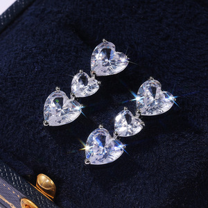 Orecchini a forma di cuore in cristallo per donna, gioielli romantici da festa, con montatura a griffe, cristallo trasparente, gioielli raffinati - Product Image 1