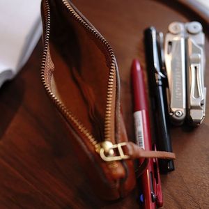Nuevo Estuche para Lápices de Cuero Suave con Cierre Retro Wild Horse, Simple, de Gran Capacidad, para Almacenamiento de Lápices - Product Image 1