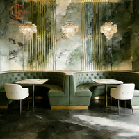 Ensemble de mobilier de restaurant et café : banquette et table rondes en marbre, chaise et table