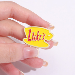 Broches en métal émaillé en gros, créatives et uniques, en forme de tasse à café Lukes, cadeaux promotionnels, broche en métal en forme de tasse de dessin animé, en stock - Product Image 2