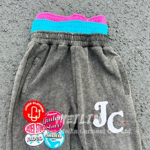 Ensemble de jogging vintage personnalisé, deux pièces, comprenant un sweat à capuche zippé triple couche effet délavé et un pantalon de survêtement, avec patchs effet vieilli, pour homme - Product Image 3