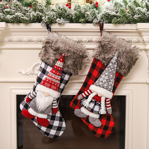 TC Nouvelle Collection Noël 3D 48*28cm Poupée Gnome Couple Chaussettes de Noël à Carreaux Décorations Artisanales pour Déco de Fêtes - Product Image 1