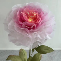 Support de lumière LED personnalisé avec des fleurs géantes en organza, disposition de scène décorative de fête pour Noël et les mariages d'école