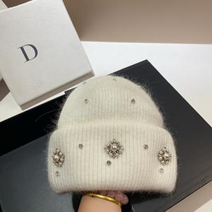 "Chapeaux en tricot de fourrure de lapin avec strass <span class=keywords><strong>et</strong></span> clous pour femmes d'hiver avec broderie 3D pour la plage <span class=keywords><strong>et</strong></span> les affaires" - Product Image 3