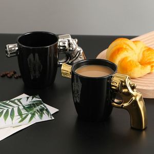 Mug en céramique fantaisie en forme de poignée de pistolet, plaqué or et argent, tasse à café amusante en forme de revolver pour cadeau d'anniversaire - Product Image 2