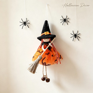 QY Decoración para el Hogar y Fiestas, Adornos y Accesorios para el Festival de la Cosecha, Muñecos de Peluche con Campana, Muñeca Bruja con Escoba de Halloween, Colgantes Decorativos - Product Image 4