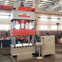 Presse hydraulique à quatre colonnes de 200 tonnes, 315 tonnes et 400 tonnes, utilisée pour la fabrication de plats et de vaisselle en métal.