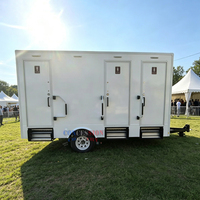 Remorque sanitaire extérieure moderne à 3 cabines homologuée DOT, durable et portable, pour chantier de construction et parc