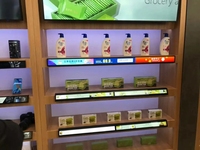 Layar Monitor LCD Ultra-Lebar Ukuran Khusus untuk Iklan di Supermarket, Banner untuk Rak Bar yang Diperpanjang, Tampilan Digital Signage di Tepi Rak