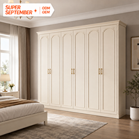 Armoire de chambre élégante avec panneaux moulurés crème, plusieurs portes, rangement de luxe, meuble d'usine